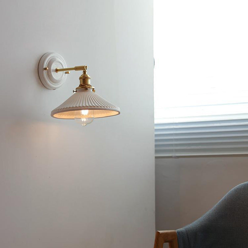 Vintage-Wandleuchte mit plissiertem Schirm, Messingarm und Keramik für Schlafzimmer, Wohnzimmer und Arbeitszimmer, stimmungsvolle Beleuchtung, Retro | Sansoti
