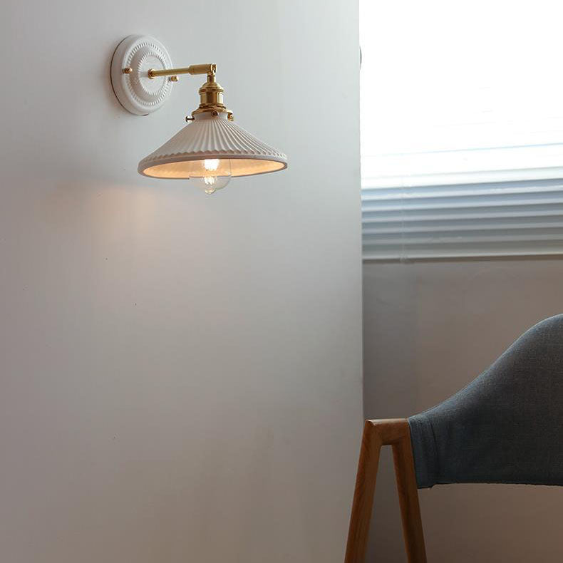 Vintage-Wandleuchte mit plissiertem Schirm, Messingarm und Keramik für Schlafzimmer, Wohnzimmer und Arbeitszimmer, stimmungsvolle Beleuchtung, Retro | Sansoti