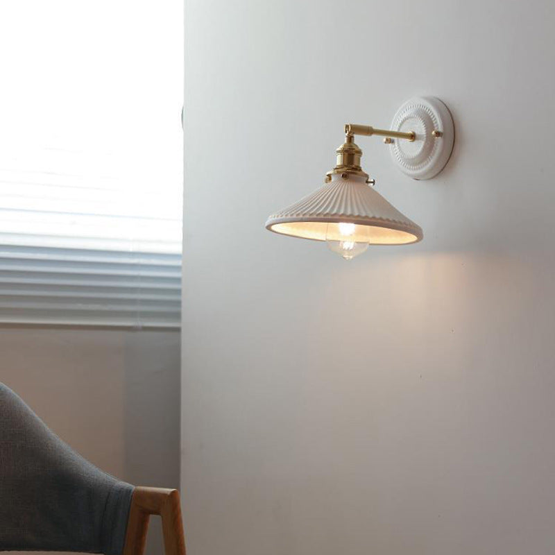 Vintage-Wandleuchte mit plissiertem Schirm, Messingarm und Keramik für Schlafzimmer, Wohnzimmer und Arbeitszimmer, stimmungsvolle Beleuchtung, Retro | Sansoti