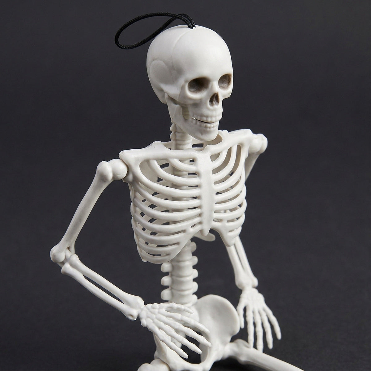 Ruchomy szkielet dekoracyjny na Halloween 40 cm, biały, plastikowa kukła z ruchomymi kończynami, straszna dekoracja horroru do zawieszenia lub postawienia | Sansoti