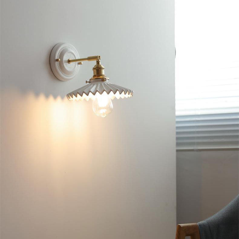 Vintage-Wandleuchte mit plissiertem Schirm, Messingarm und Keramik für Schlafzimmer, Wohnzimmer und Arbeitszimmer, stimmungsvolle Beleuchtung, Retro | Sansoti