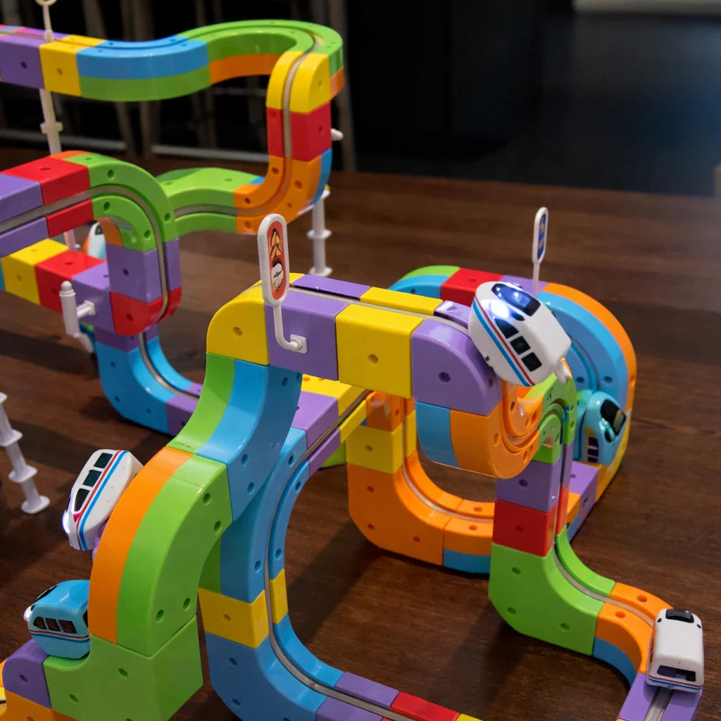 3D Modulair Gemotoriseerd Treinbaanset voor Kinderen – Creatief Bouwspeelgoed met Verticale Lussen en Actie | Sansoti
