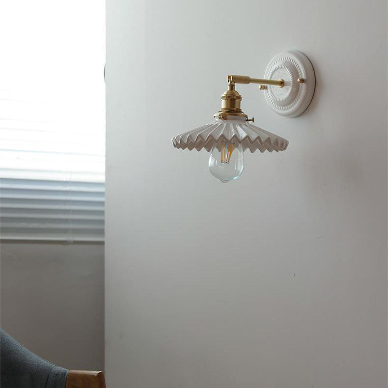 Vintage-Wandleuchte mit plissiertem Schirm, Messingarm und Keramik für Schlafzimmer, Wohnzimmer und Arbeitszimmer, stimmungsvolle Beleuchtung, Retro | Sansoti