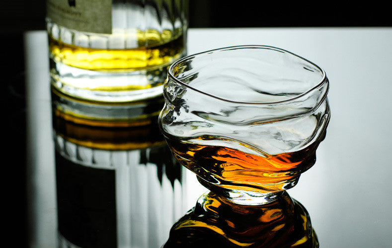 Japans Whiskyglas met Golvende Kristal Textuur 255ml Handgemaakt Premium Barware voor Spiritusproevers en Whiskyliefhebbers Luxe Drinkglas met Houten Kist Oceaanontwerp Kristalglas | Sansoti
