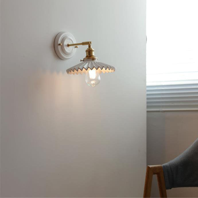 Vintage-Wandleuchte mit plissiertem Schirm, Messingarm und Keramik für Schlafzimmer, Wohnzimmer und Arbeitszimmer, stimmungsvolle Beleuchtung, Retro | Sansoti