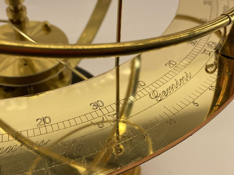 Modèle de système solaire mécanique en laiton et pierres semi-précieuses, 9 planètes, 28 lunes, base en chêne, décoratif et mobile | Sansoti