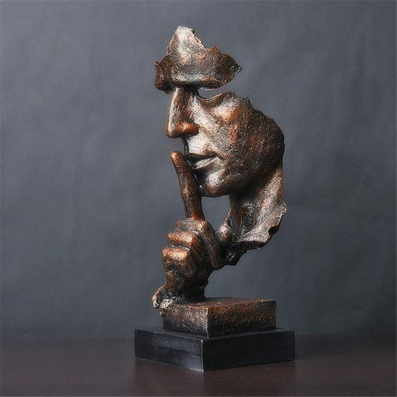 Abstrakte Retro-Skulptur mit Stille-Geste in Bronze-Optik für Wohnzimmer, Büro oder Design-Interieur-Dekoration | Restfield