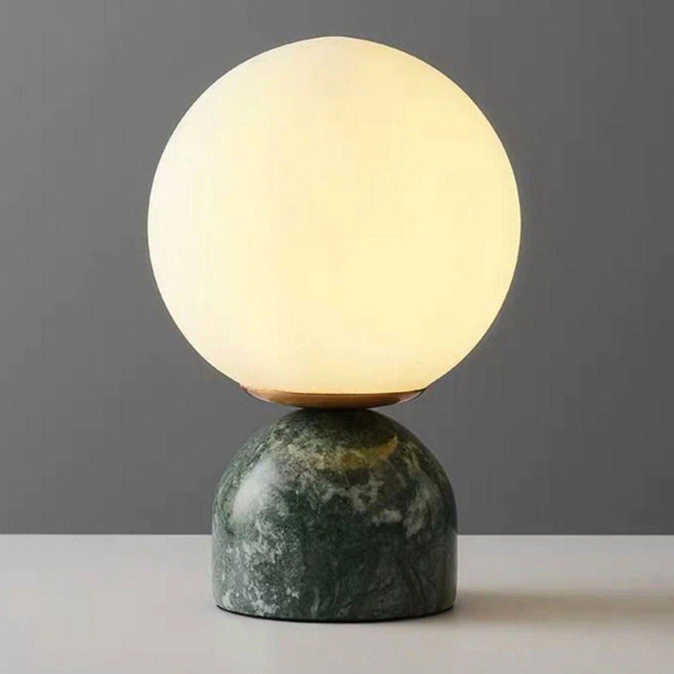 Marmeren Tafellamp met Glazen Bol – Scandinavisch Design voor Sfeervol Accent | Sansoti