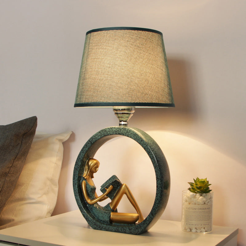 Leeslamp met Sculptuur Lezend Meisje – Tafellamp Hars & Stof Blauw – Sfeerverlichting Slaapkamer Bureau Leeshoek | Sansoti