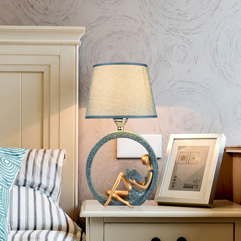 Leeslamp met Sculptuur Lezend Meisje – Tafellamp Hars & Stof Blauw – Sfeerverlichting Slaapkamer Bureau Leeshoek | Sansoti