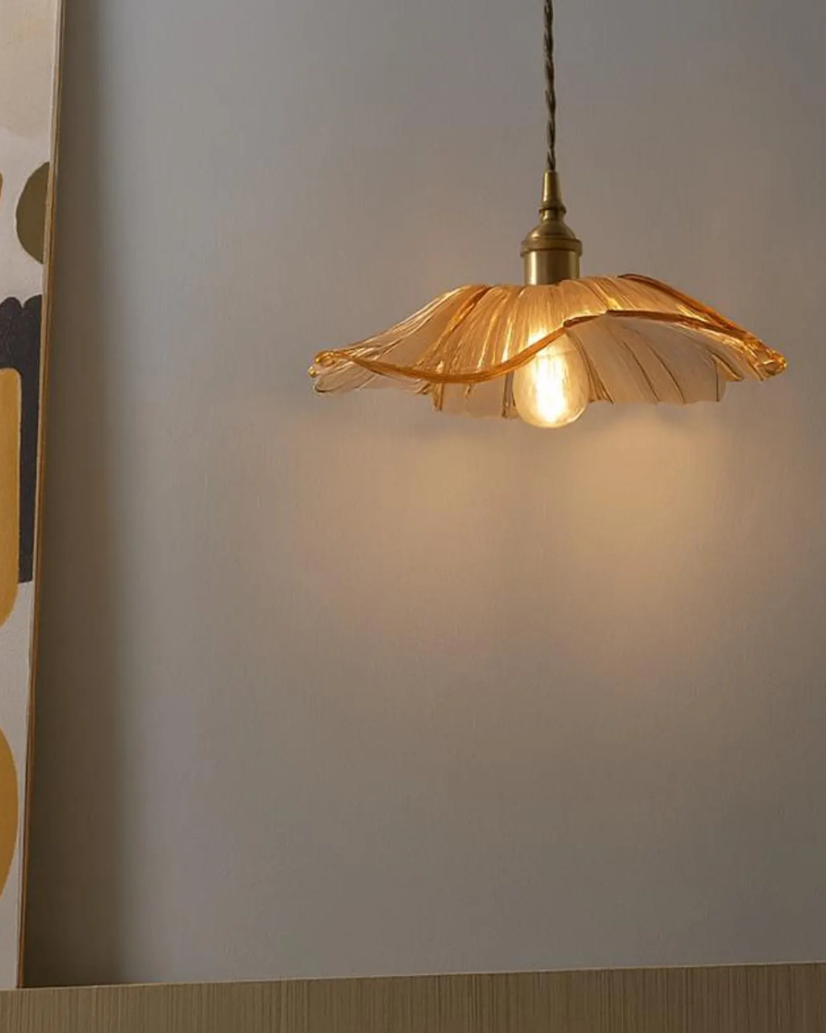 Skulpturale gläserne Pendelleuchte mit Messingfassung und warmem Licht – künstlerische Designer-Deckenleuchte für Esszimmer und Wohnzimmer | Restfield