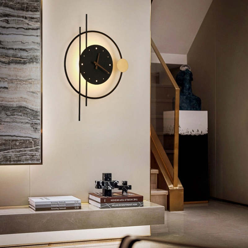 Horloge mural avec éclairage LED en métal et acrylique noir et doré, design moderne et décoratif pour salon et chambre | Sansoti
