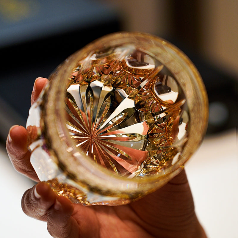 Handgeslepen Amber Whiskeyglas met Sterrenhemel Patroon en Houten Doos | Sansoti