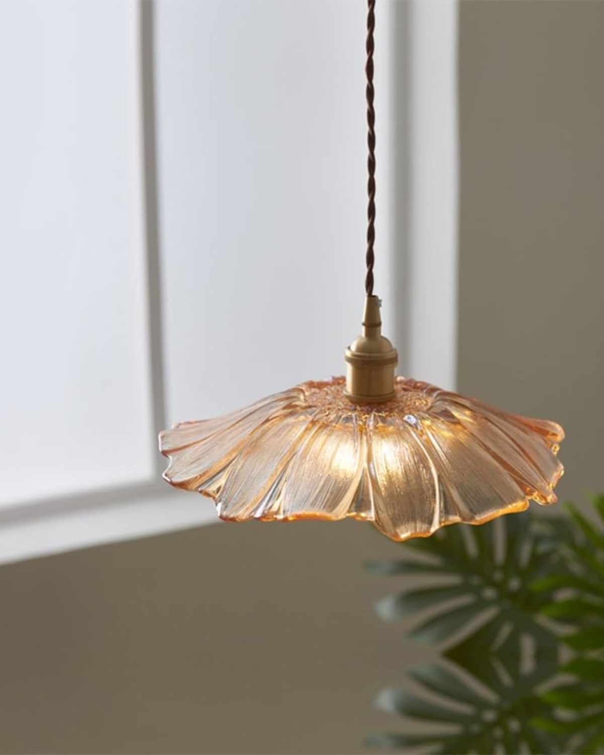 Skulpturale gläserne Pendelleuchte mit Messingfassung und warmem Licht – künstlerische Designer-Deckenleuchte für Esszimmer und Wohnzimmer | Restfield