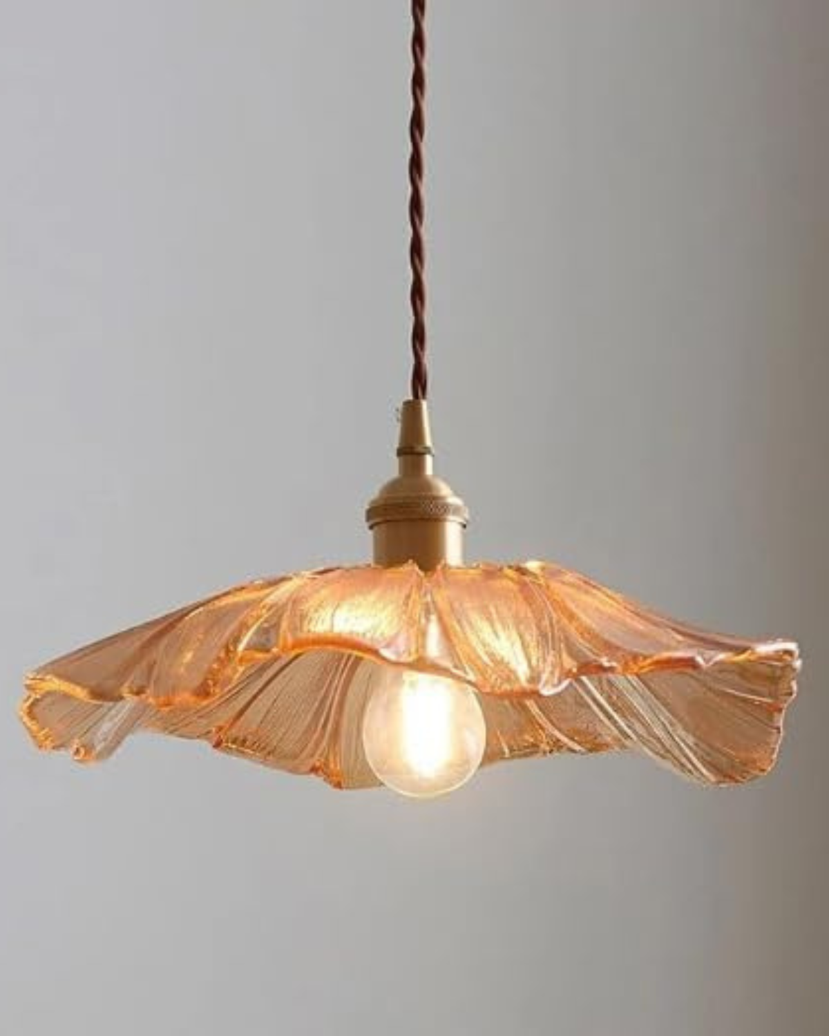 Skulpturale gläserne Pendelleuchte mit Messingfassung und warmem Licht – künstlerische Designer-Deckenleuchte für Esszimmer und Wohnzimmer | Restfield