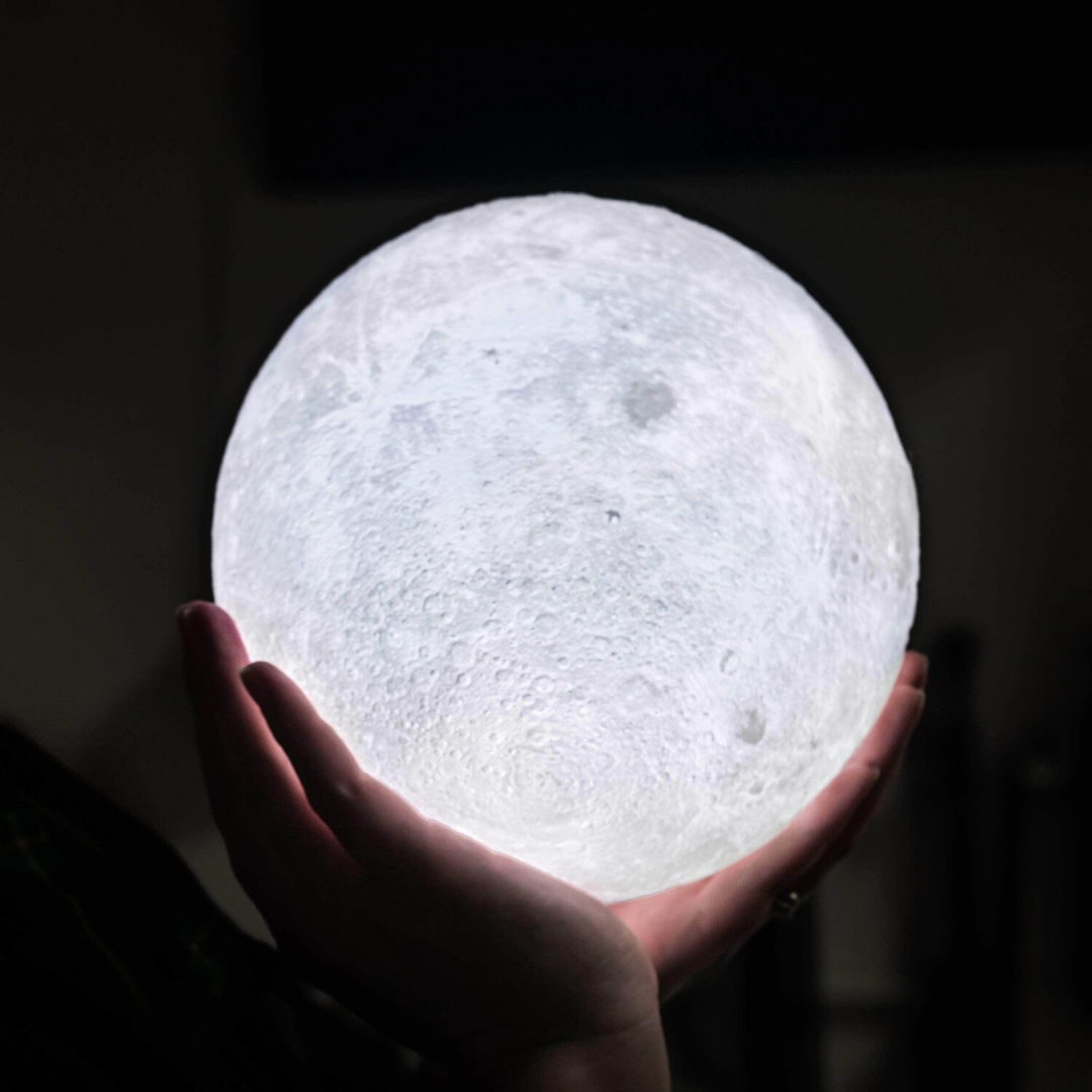 Maanlamp met 3D-Oppervlak en Touchbediening – Draadloze LED Sfeerverlichting op Houten Standaard in 4 Maten | Sansoti