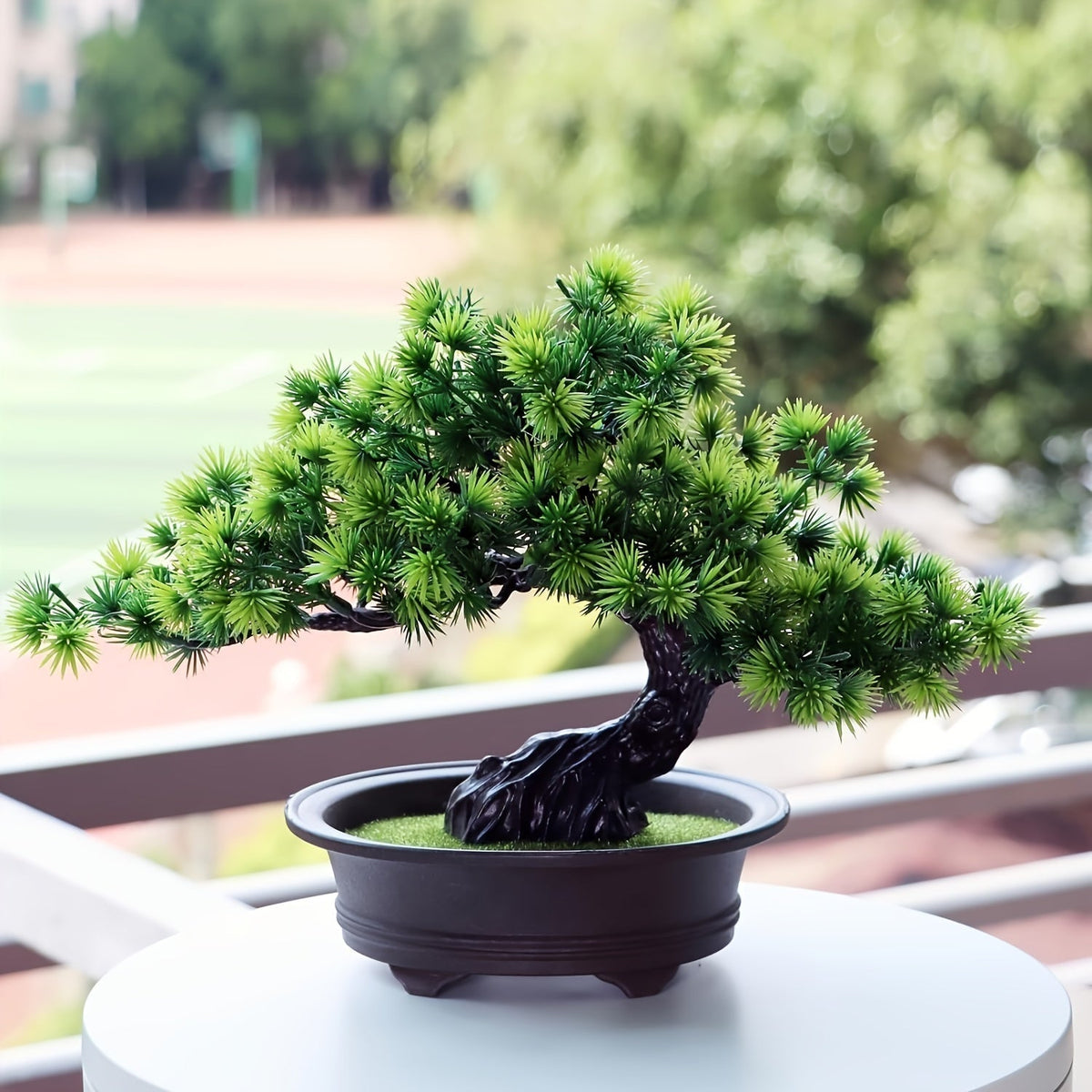 Kunstbonsai 24 cm met zwarte pot, realistische dennennaalden, decoratief groen voor vensterbank, bureau en woonkamer | Sansoti