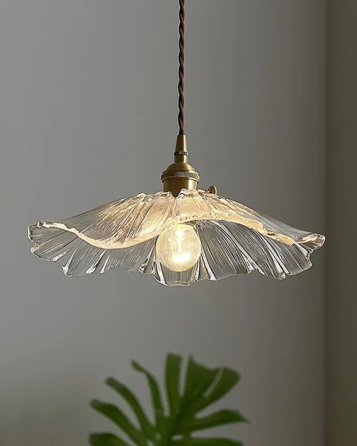 Skulpturale gläserne Pendelleuchte mit Messingfassung und warmem Licht – künstlerische Designer-Deckenleuchte für Esszimmer und Wohnzimmer | Restfield