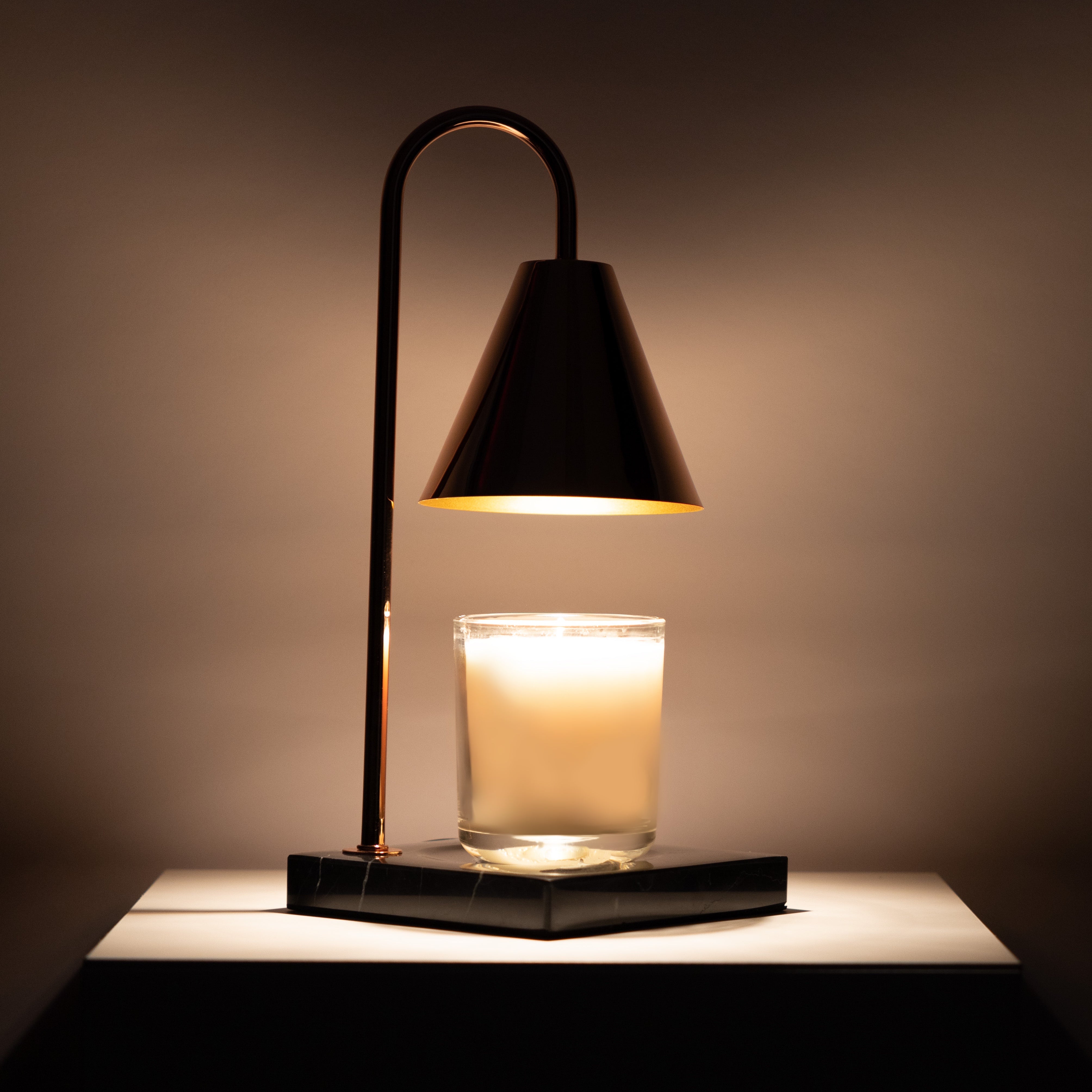 Luxuriöse Kerzenwärmerlampe mit zeitlosem Marmor-Finish und flammenloser Wärme | Restfield