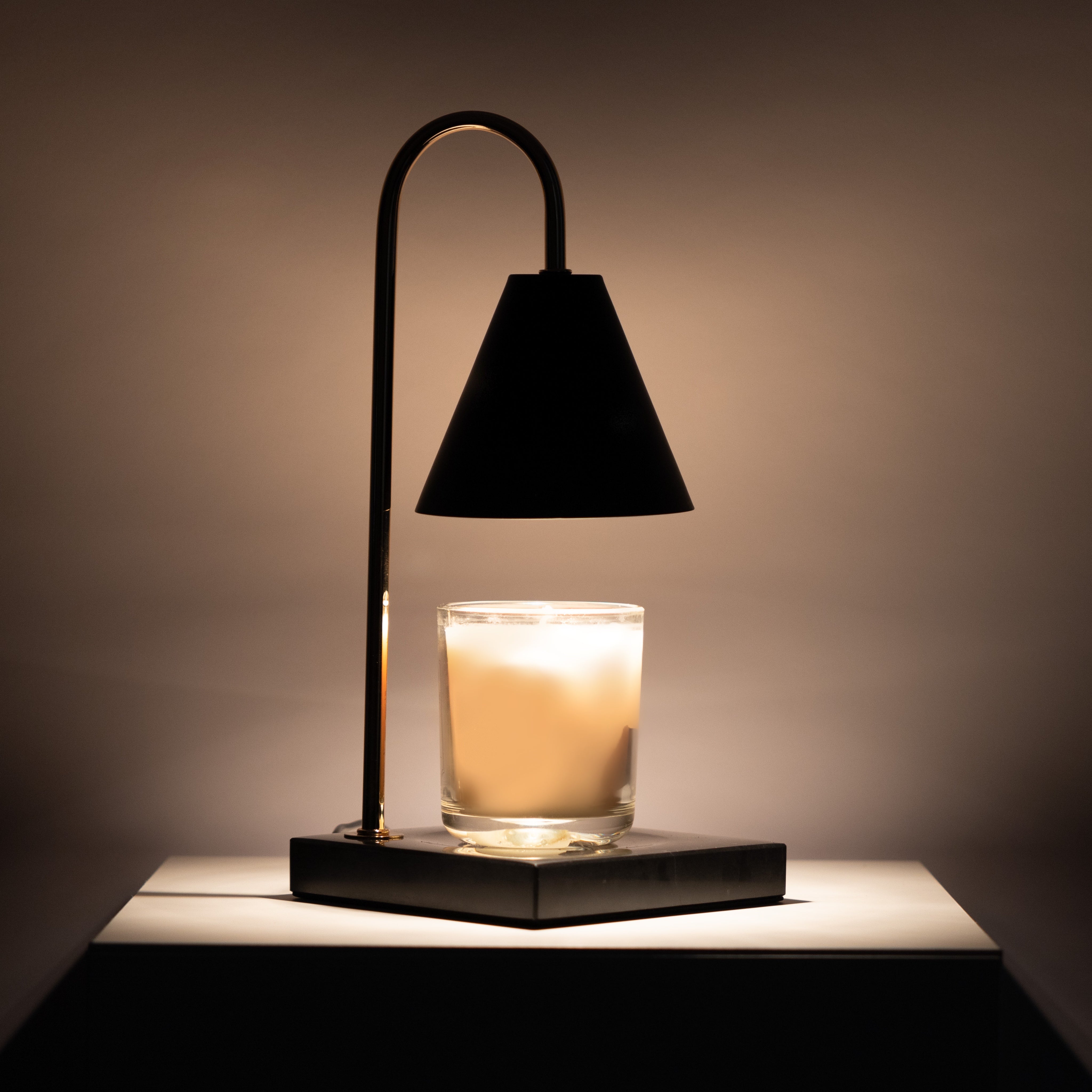 Luxuriöse Kerzenwärmerlampe mit zeitlosem Marmor-Finish und flammenloser Wärme | Restfield