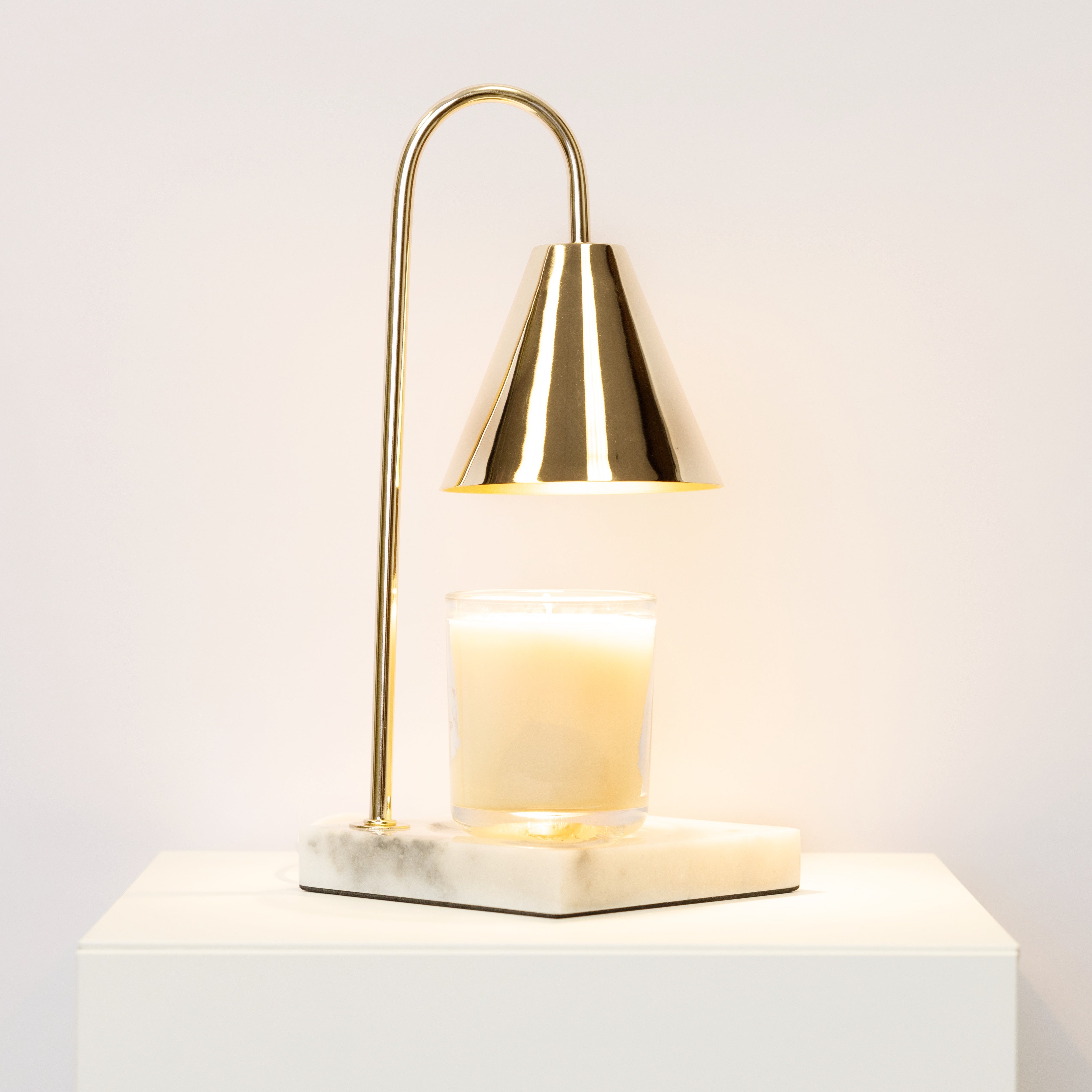 Luxuriöse Kerzenwärmerlampe mit zeitlosem Marmor-Finish und flammenloser Wärme | Restfield