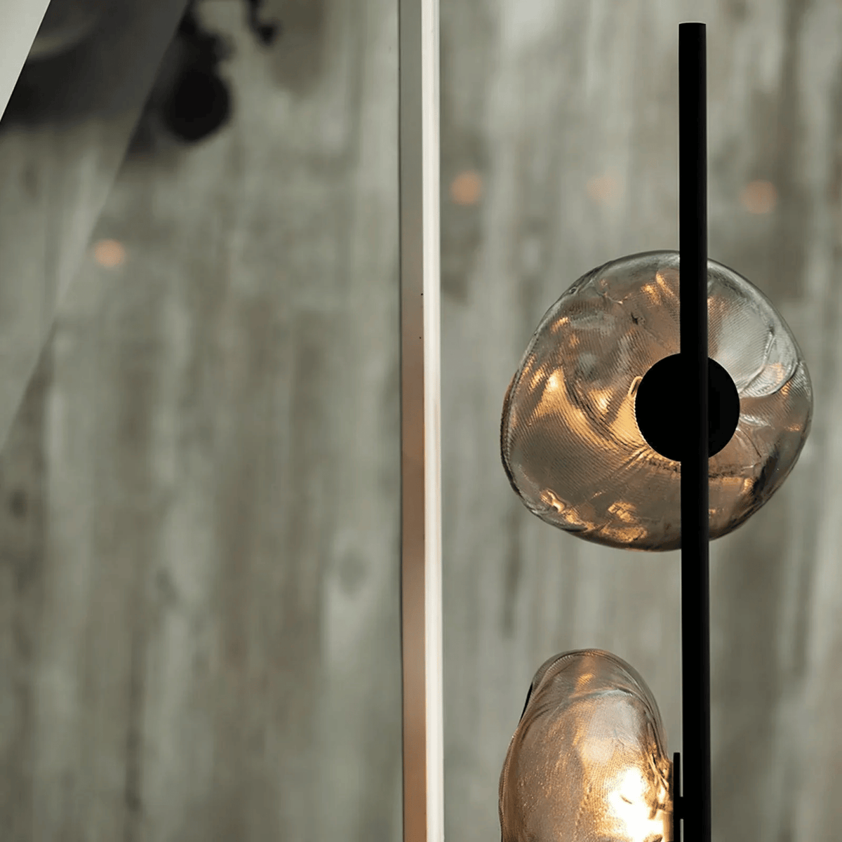 Skulpturale Stehleuchte mit Glasschirmen, Metallgestell, modernes Wohnzimmer, Schlafzimmer, stimmungsvolle Beleuchtung, Design | Sansoti