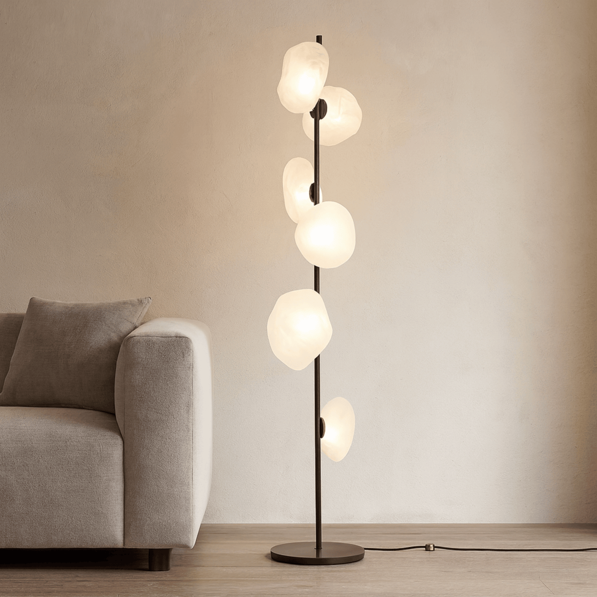 Skulpturale Stehleuchte mit Glasschirmen, Metallgestell, modernes Wohnzimmer, Schlafzimmer, stimmungsvolle Beleuchtung, Design | Sansoti