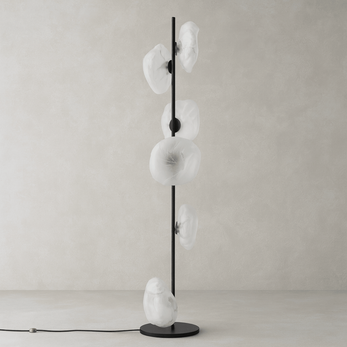Skulpturale Stehleuchte mit Glasschirmen, Metallgestell, modernes Wohnzimmer, Schlafzimmer, stimmungsvolle Beleuchtung, Design | Sansoti