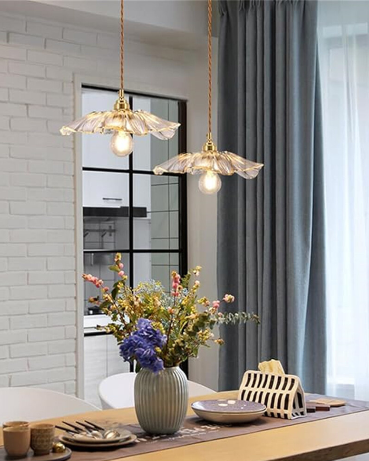 Skulpturale gläserne Pendelleuchte mit Messingfassung und warmem Licht – künstlerische Designer-Deckenleuchte für Esszimmer und Wohnzimmer | Restfield