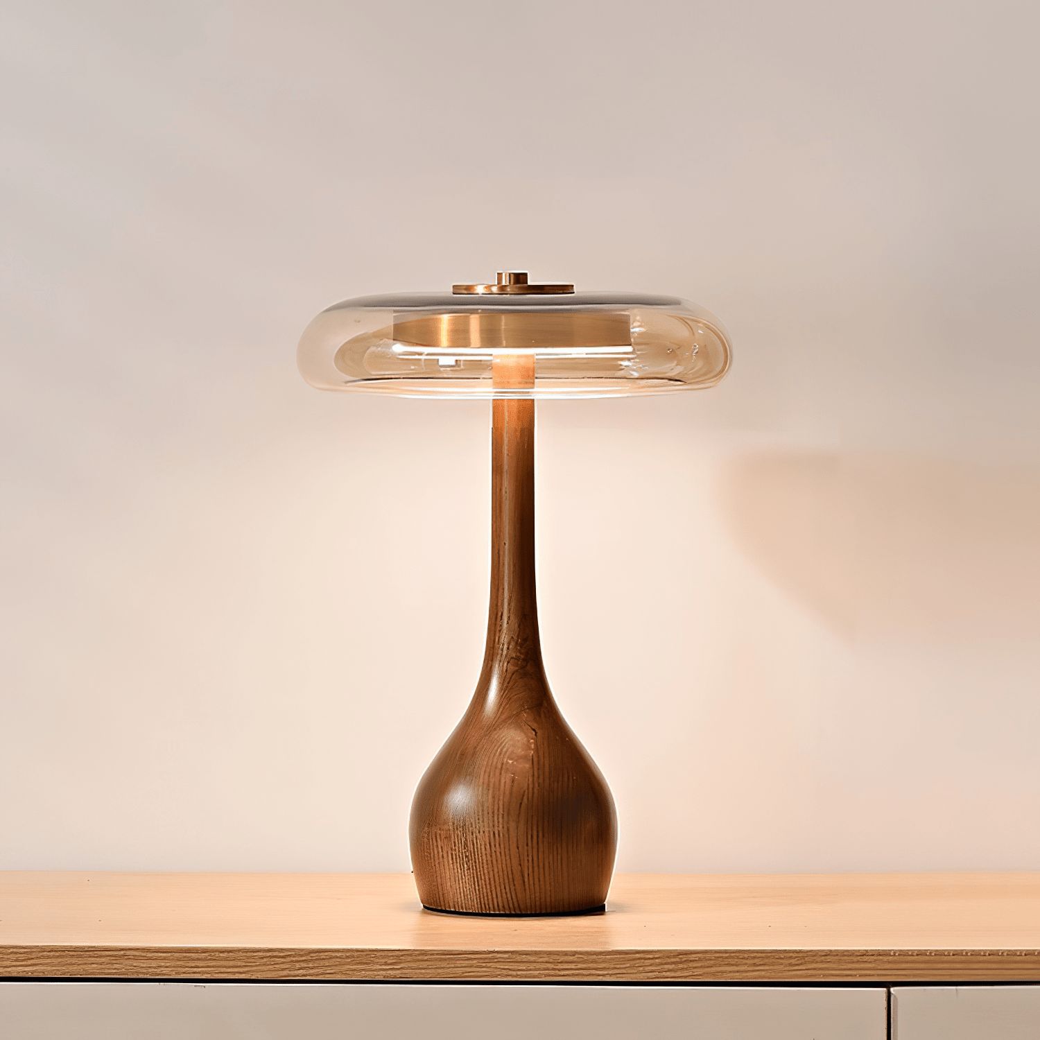 Tafellamp met Gebogen Houten Voet en Amberen Glazen Kap - Modern Scandinavisch Design - Warmwit Licht - Plug-in 150 cm Snoer - ø 8,7" - 2 Hoogtes | Sansoti