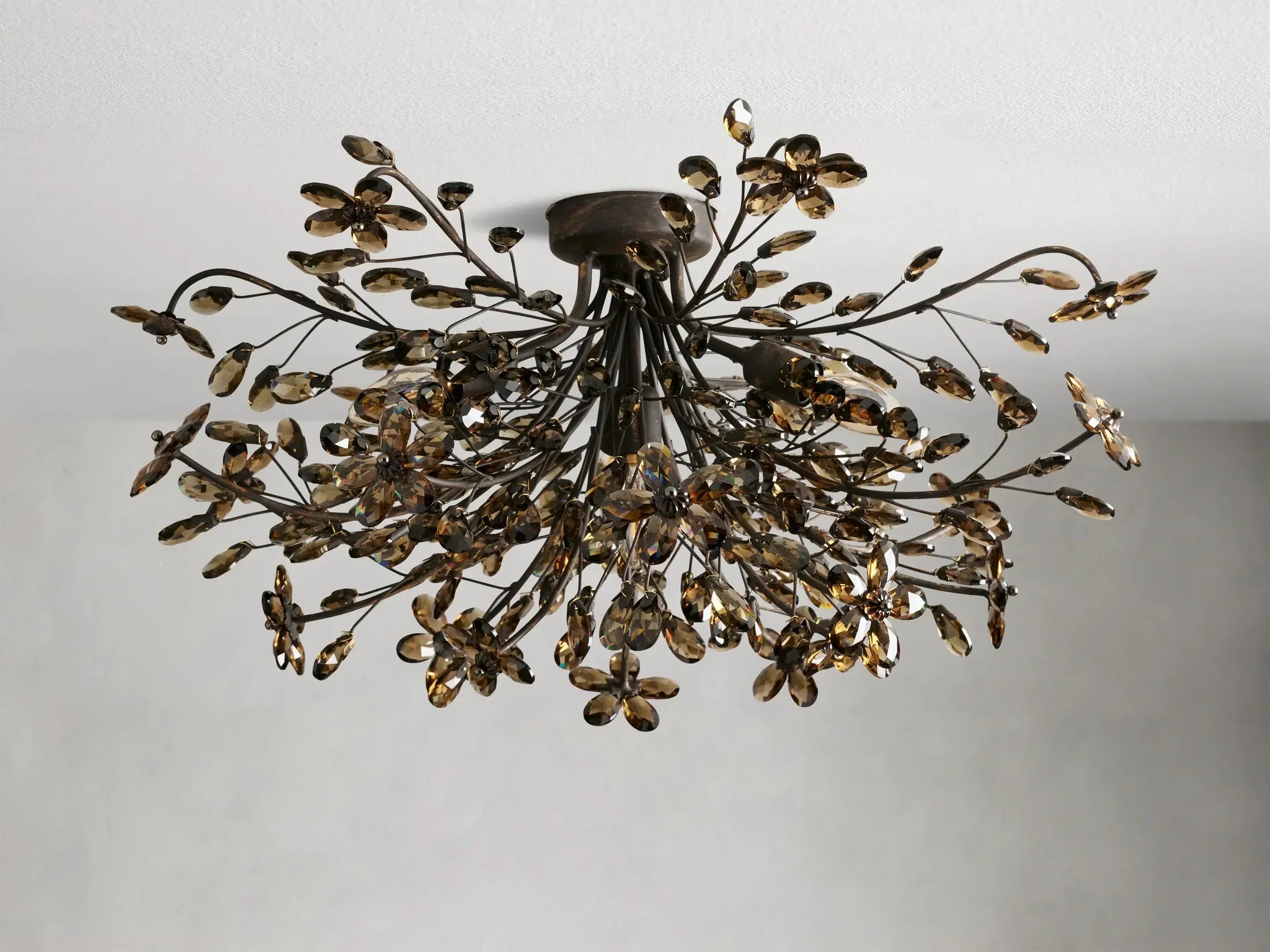 Kryształowa lampa sufitowa Ø70 cm, żelazna, ręcznie wykończona, kwiatowy design, cztery punkty świetlne, elegancka, wenecka, do salonu | Sansoti