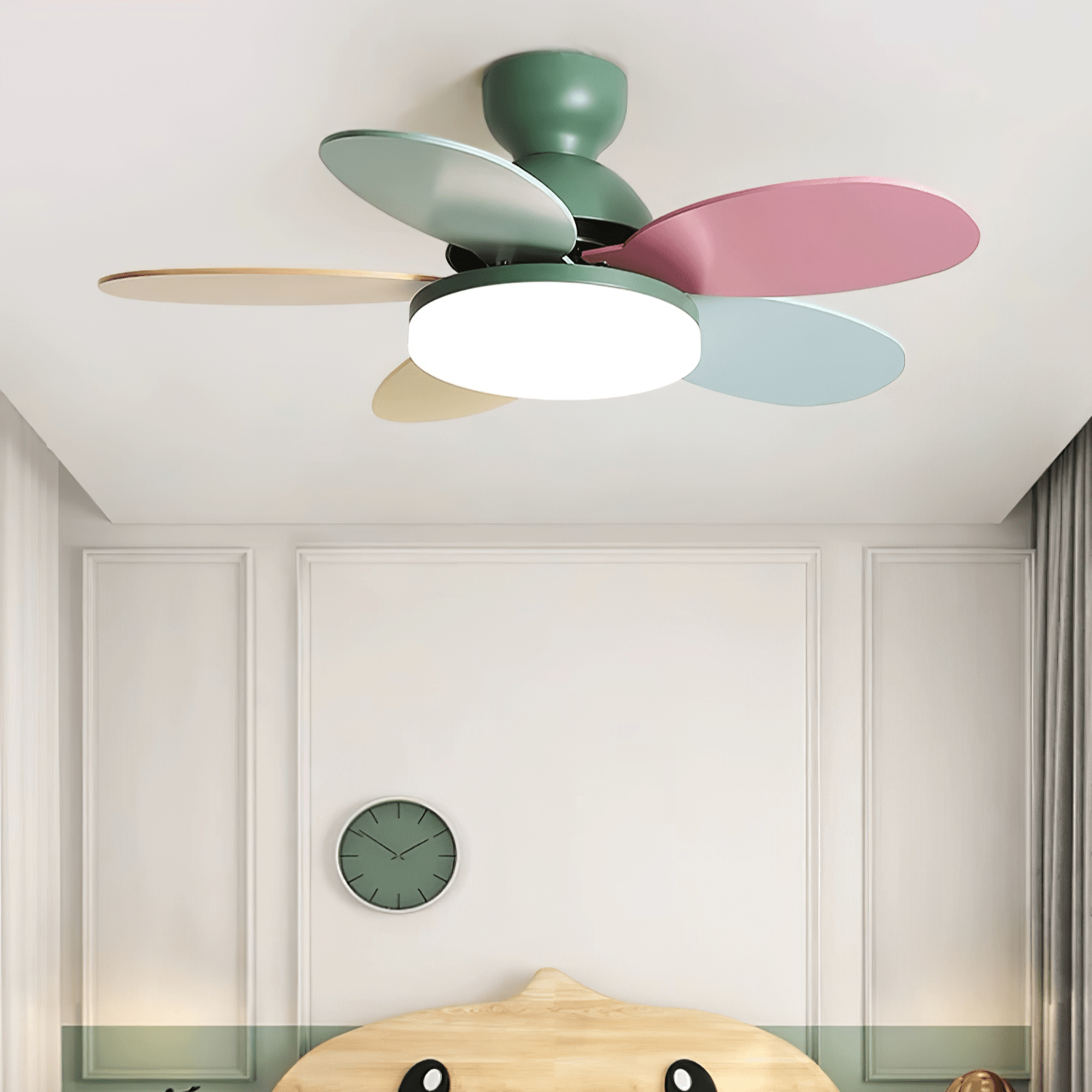 Liora Plafondventilator met Verlichting en Gekleurde Glazen Bladeren voor Kinderkamer – Moderne Ceiling Fan met LED en Afstandsbediening – Verstelbare Snelheid Plafondventilator met Licht in Meerdere Kleurvarianten | Sansoti