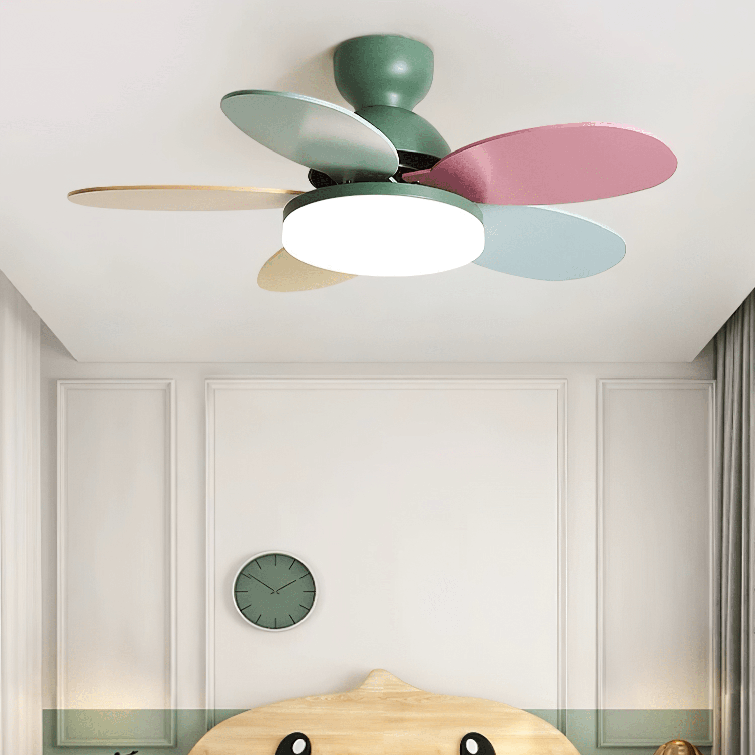 Liora Plafondventilator met Verlichting en Gekleurde Glazen Bladeren voor Kinderkamer – Moderne Ceiling Fan met LED en Afstandsbediening – Verstelbare Snelheid Plafondventilator met Licht in Meerdere Kleurvarianten | Sansoti