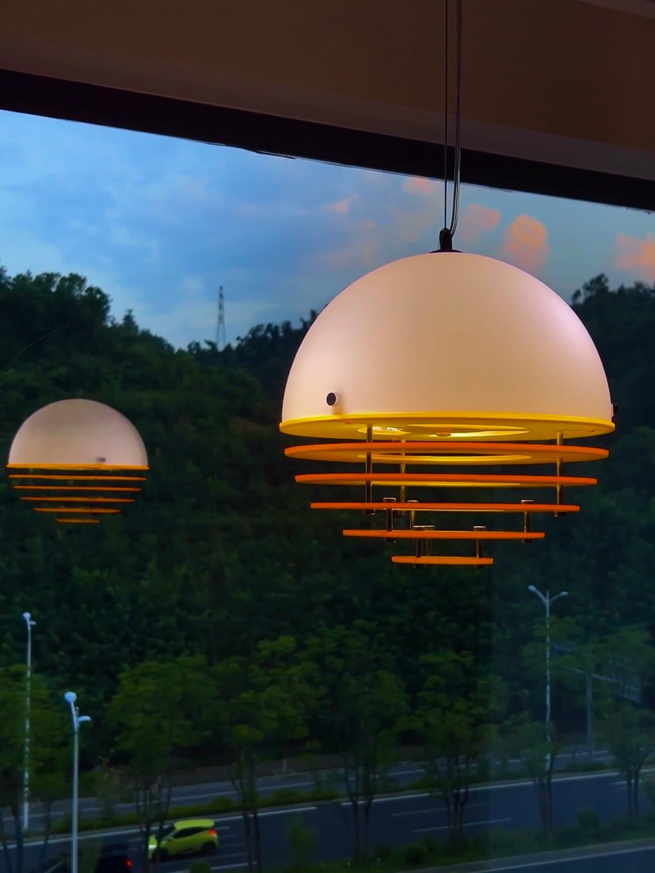 Stijlvolle Hanglamp Bauhaus Design Oranje-Wit Sfeerverlichting voor Moderne Interieurs | Sansoti