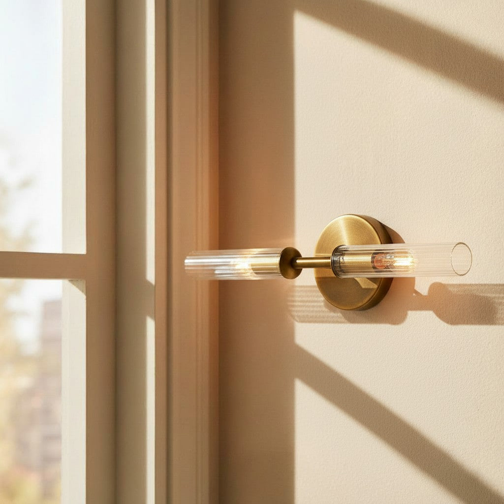 Geribbelde Glazen Wandlamp met Koperkleurige Afwerking – 1 of 2 Lichtpunten voor Badkamer Gang Slaapkamer | Sansoti