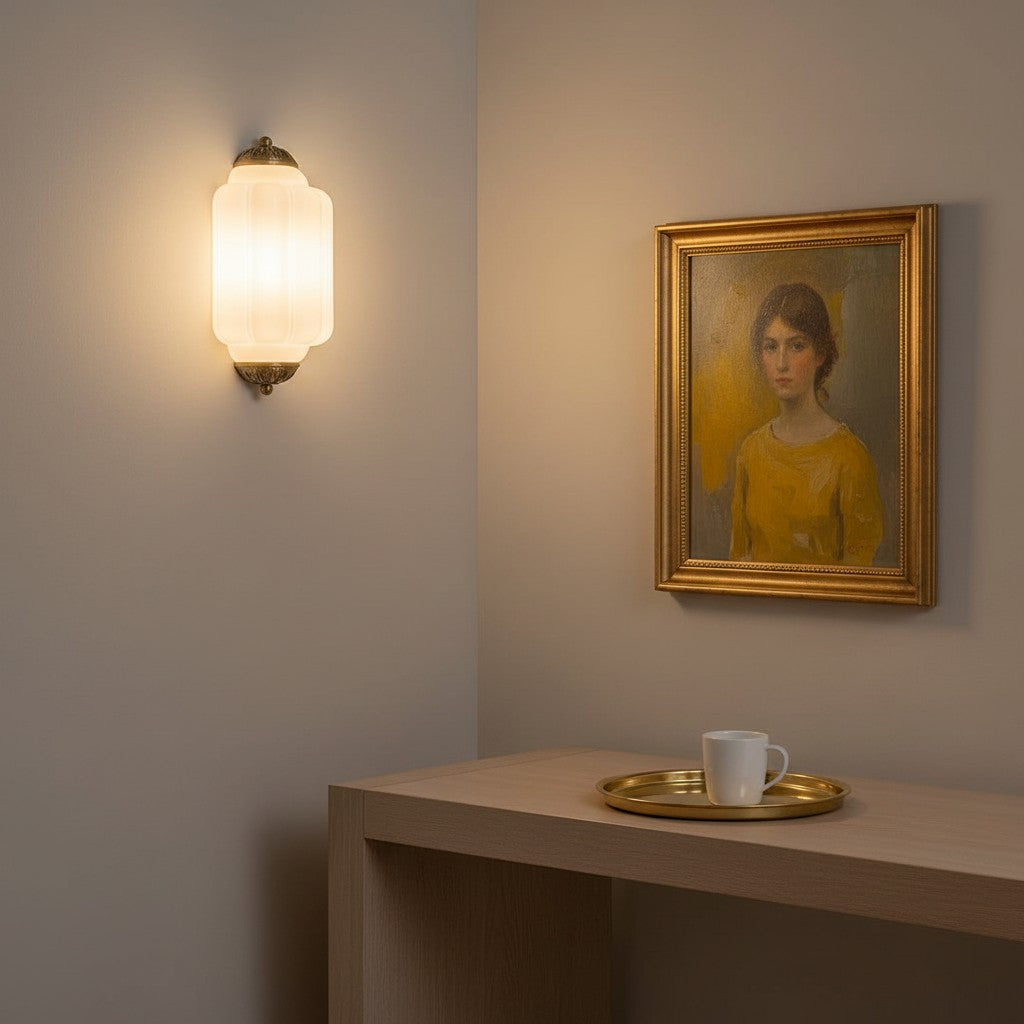 Vintage Wandlamp met Melkglazen Kap en Antieke Afwerking voor Sfeervolle Verlichting | Sansoti