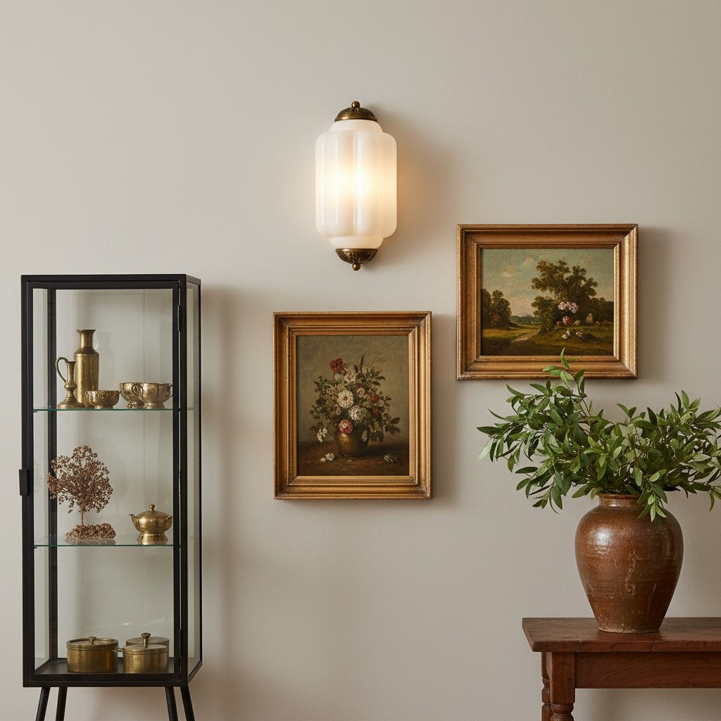 Vintage Wandlamp met Melkglazen Kap en Antieke Afwerking voor Sfeervolle Verlichting | Sansoti