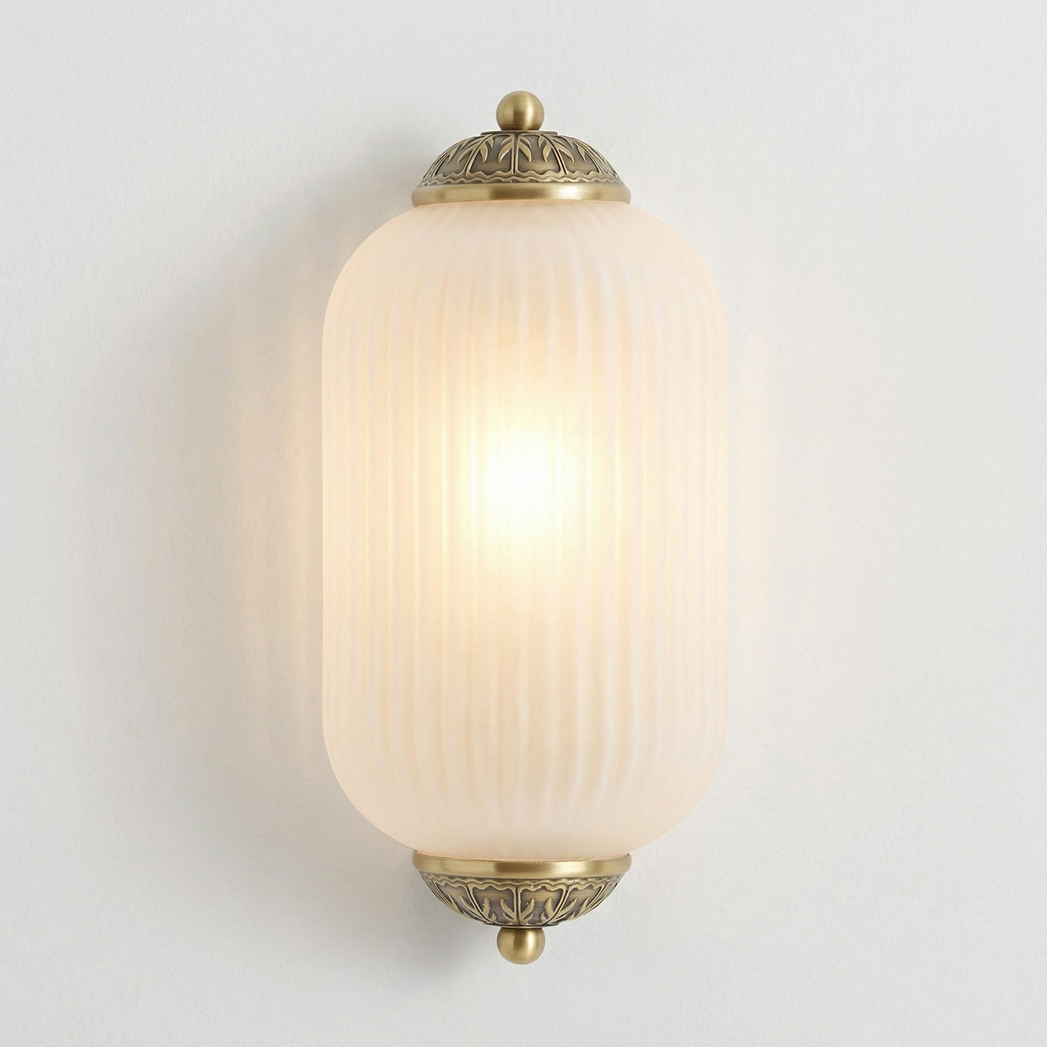 Vintage Wandlamp met Melkglazen Kap en Antieke Afwerking voor Sfeervolle Verlichting | Sansoti