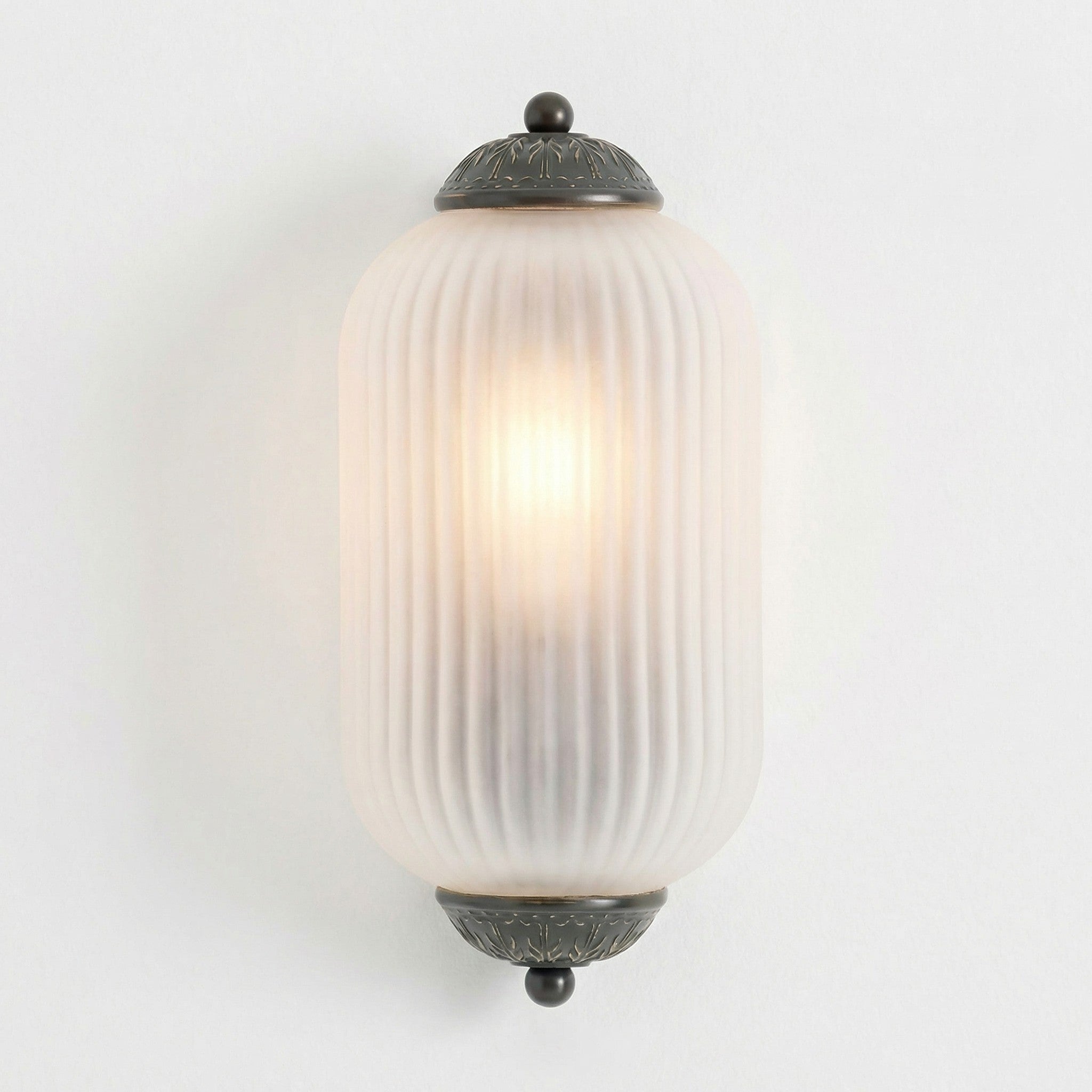 Vintage Wandlamp met Melkglazen Kap en Antieke Afwerking voor Sfeervolle Verlichting | Sansoti