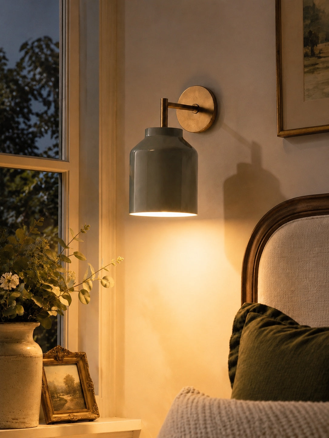 Wandlamp met Melkglazen Kap en Metalen Accenten Minimalistisch Design Sfeerlamp Hal Gang Slaapkamer | Sansoti