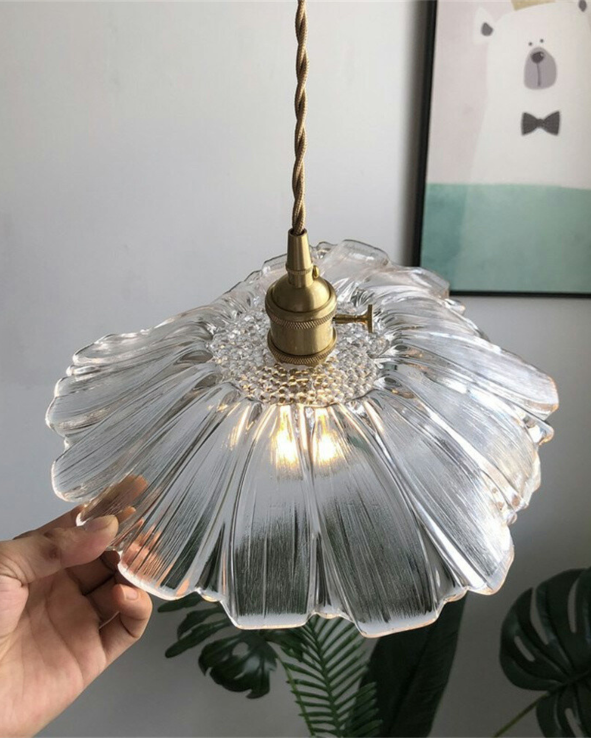 Skulpturale gläserne Pendelleuchte mit Messingfassung und warmem Licht – künstlerische Designer-Deckenleuchte für Esszimmer und Wohnzimmer | Restfield