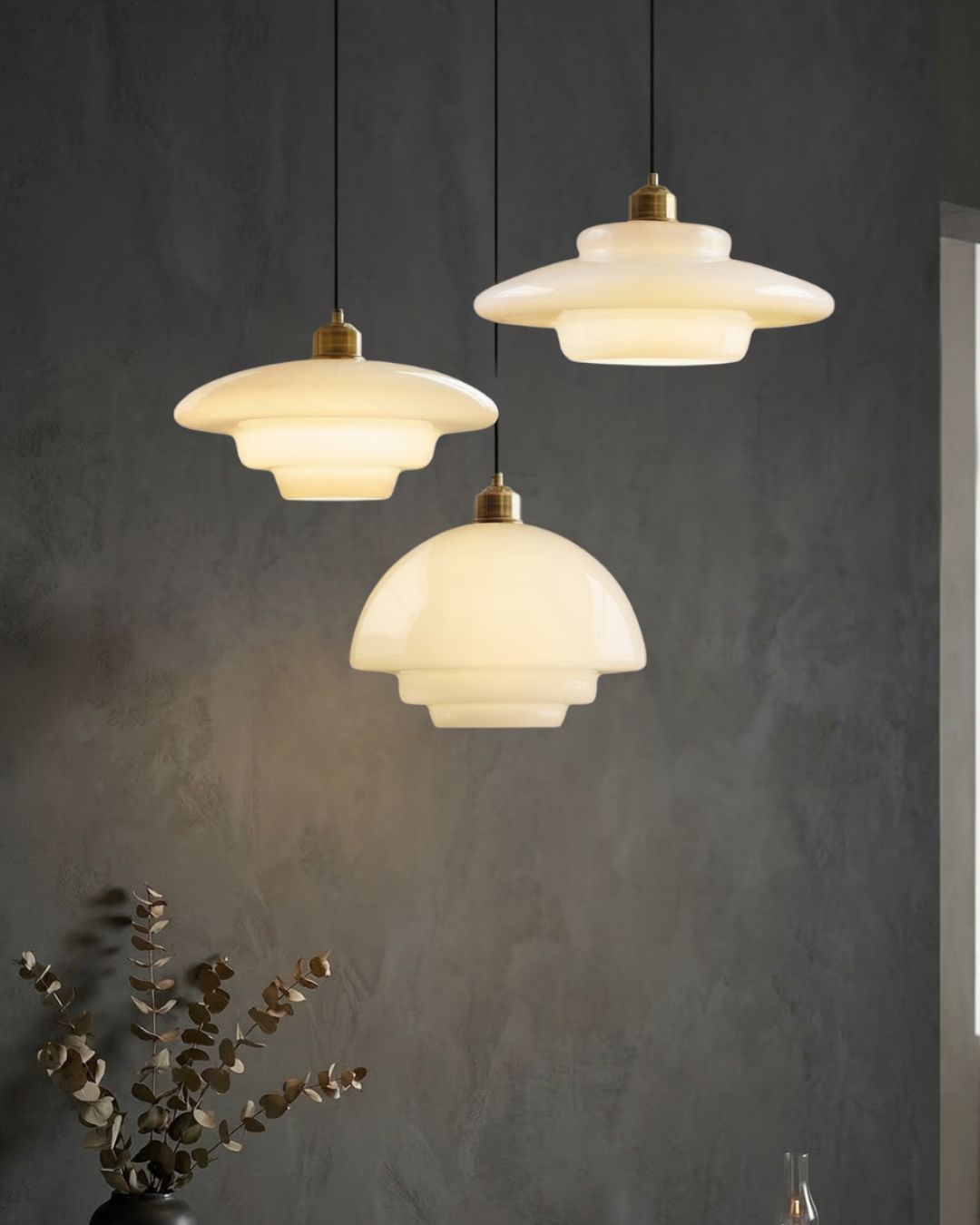 TINA Hanglamp – Mid-Century Melkwit Glas met Geborsteld Messing | Moderne Eetkamer & Keukenverlichting | Verstelbaar | E27 Fitting | Sansoti