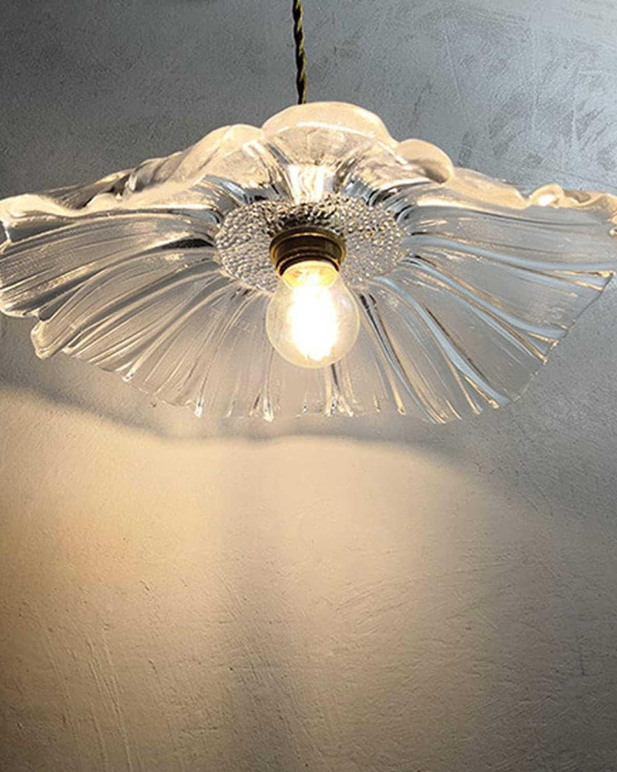 Skulpturale gläserne Pendelleuchte mit Messingfassung und warmem Licht – künstlerische Designer-Deckenleuchte für Esszimmer und Wohnzimmer | Restfield