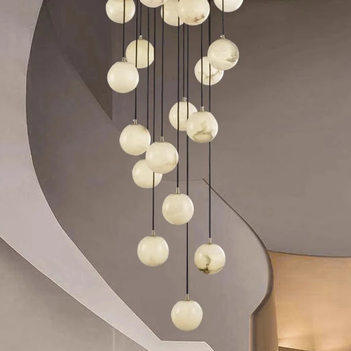 Lustre d’escalier en métal avec plusieurs globes en verre réglable de 3 à 18 points lumineux à intensité variable moderne | Sansoti