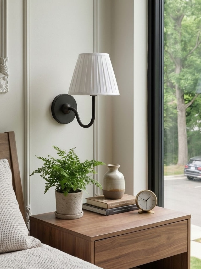 Wandlamp met Geplisseerde Stoffen Kap – Klassieke Verlichting voor Slaapkamer en Woonkamer | Sansoti