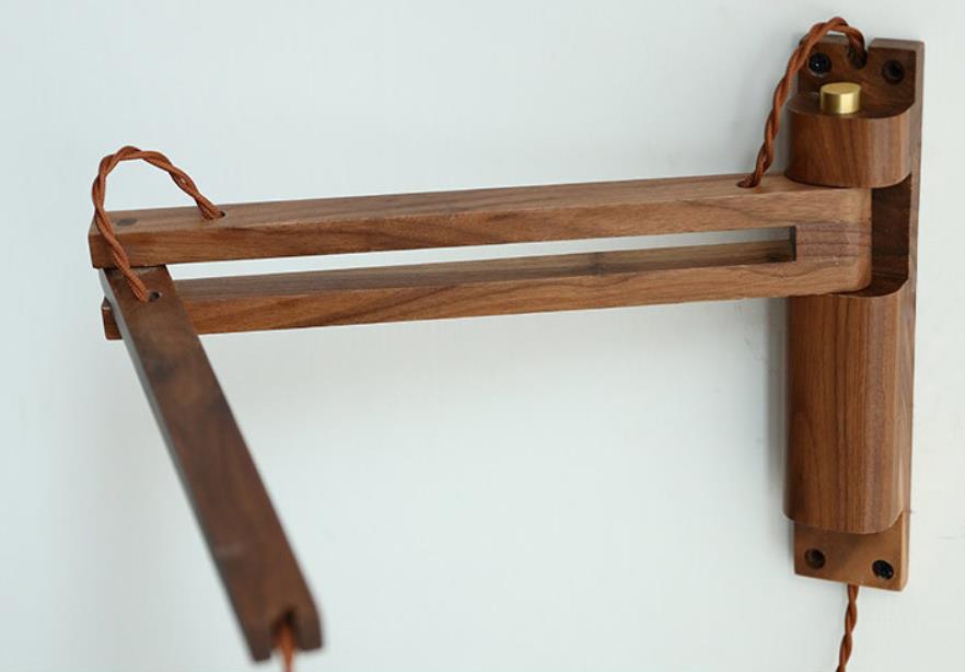 Applique murale extensible avec verre strié et bras en bois pour salon, chambre, entrée et coin lecture, éclairage d’ambiance | Sansoti