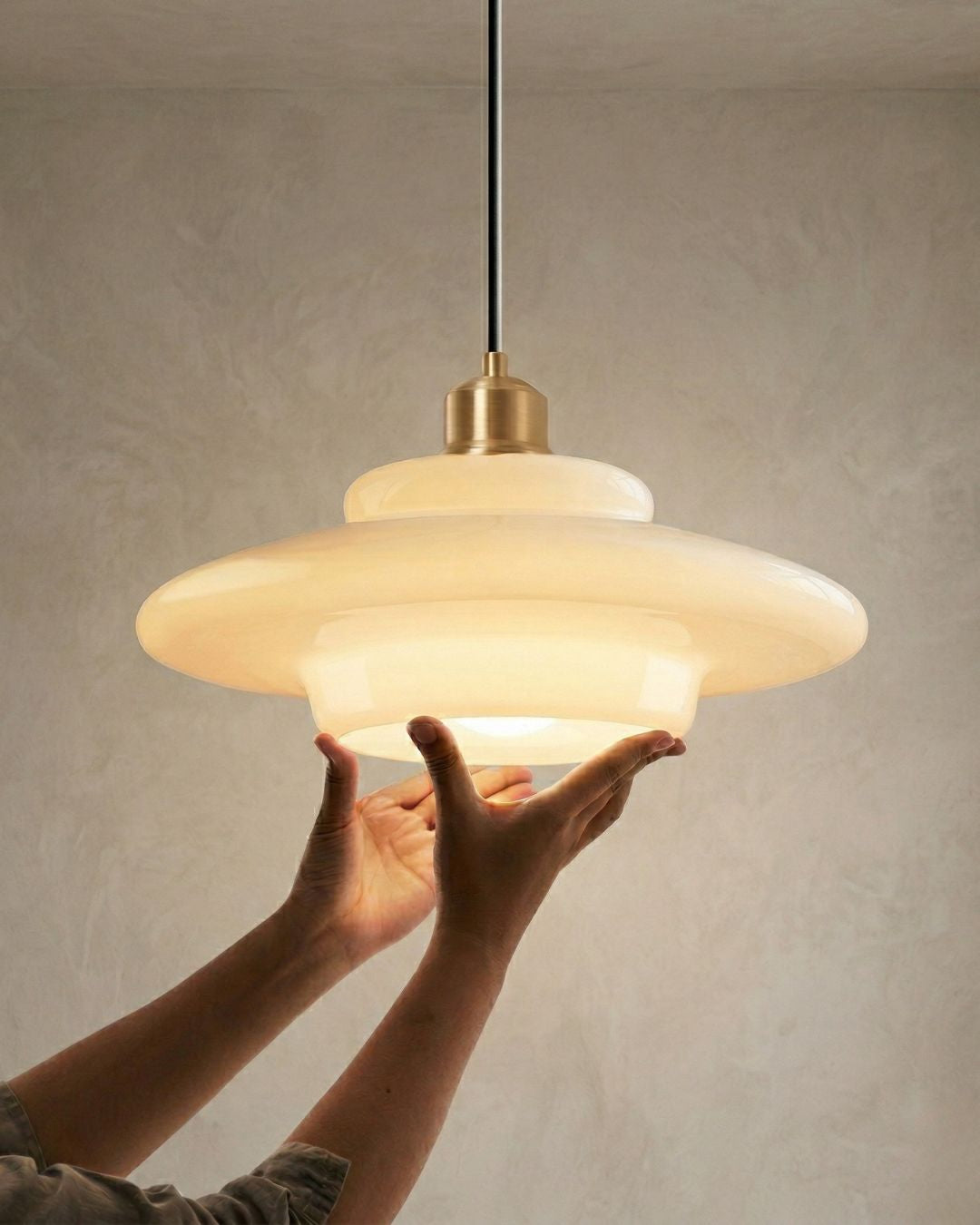 TINA Hanglamp – Mid-Century Melkwit Glas met Geborsteld Messing | Moderne Eetkamer & Keukenverlichting | Verstelbaar | E27 Fitting | Sansoti