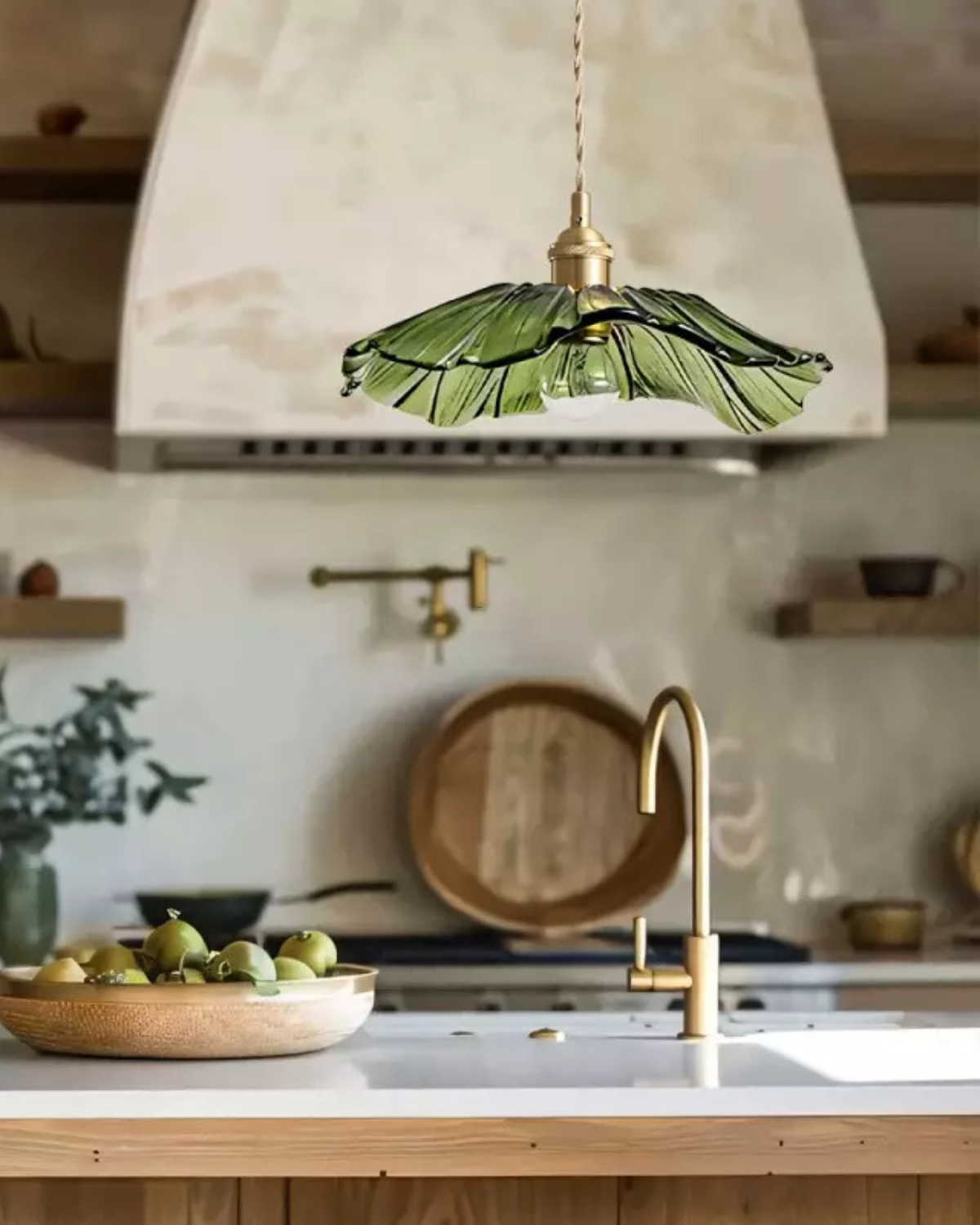 Skulpturale gläserne Pendelleuchte mit Messingfassung und warmem Licht – künstlerische Designer-Deckenleuchte für Esszimmer und Wohnzimmer | Restfield