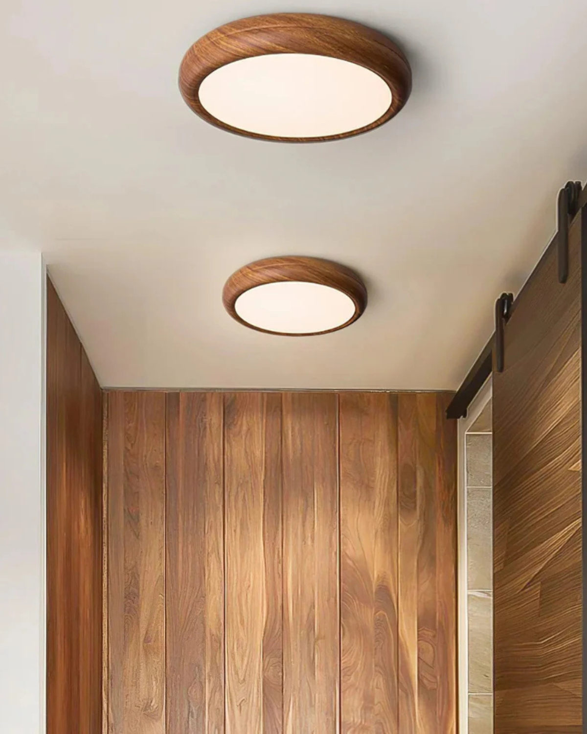 Ronde houten plafondlamp met warm diffuus licht voor serene woonruimtes | Sansoti