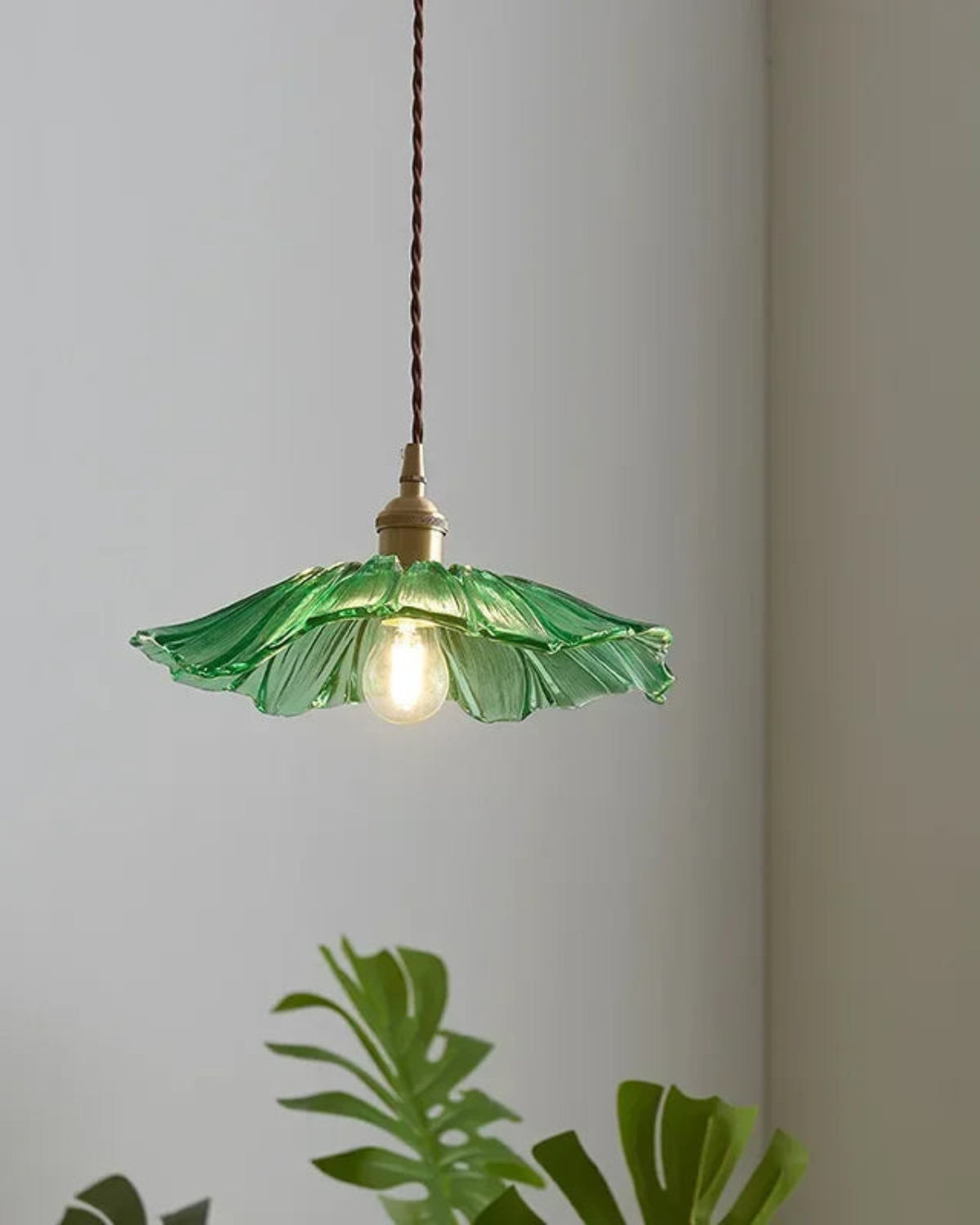 Skulpturale gläserne Pendelleuchte mit Messingfassung und warmem Licht – künstlerische Designer-Deckenleuchte für Esszimmer und Wohnzimmer | Restfield